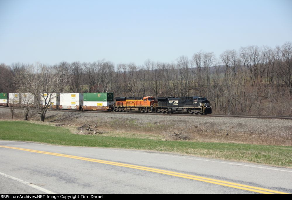 NS 4363, BNSF 8258 on 264